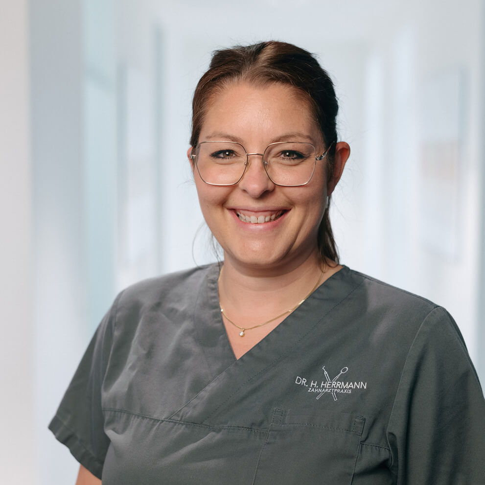 Melanie Biro: ZMP (Zahnmedizinische Prophylaxe Assistentin)